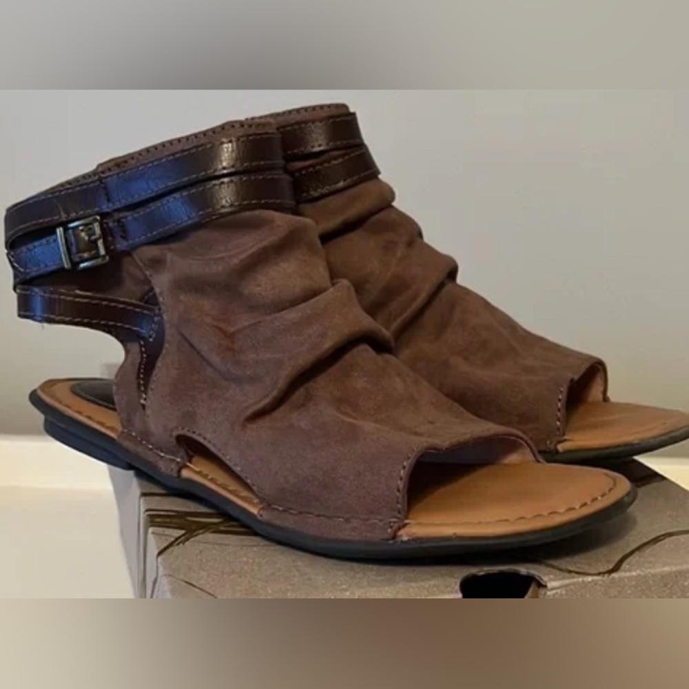 BØC women’s size 9 gladiator zip up sandals.